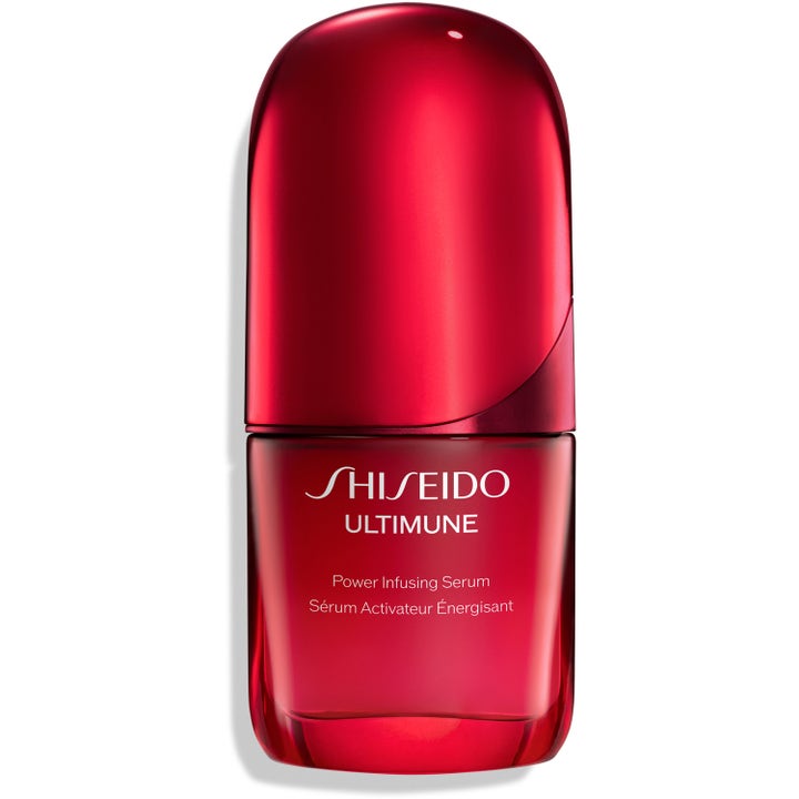 Shiseido Ultimune Power Infusing Concentrate vahvistava seerumi punaisessa liukuvärjätyssä lasipullossa hopeisella koristeella.