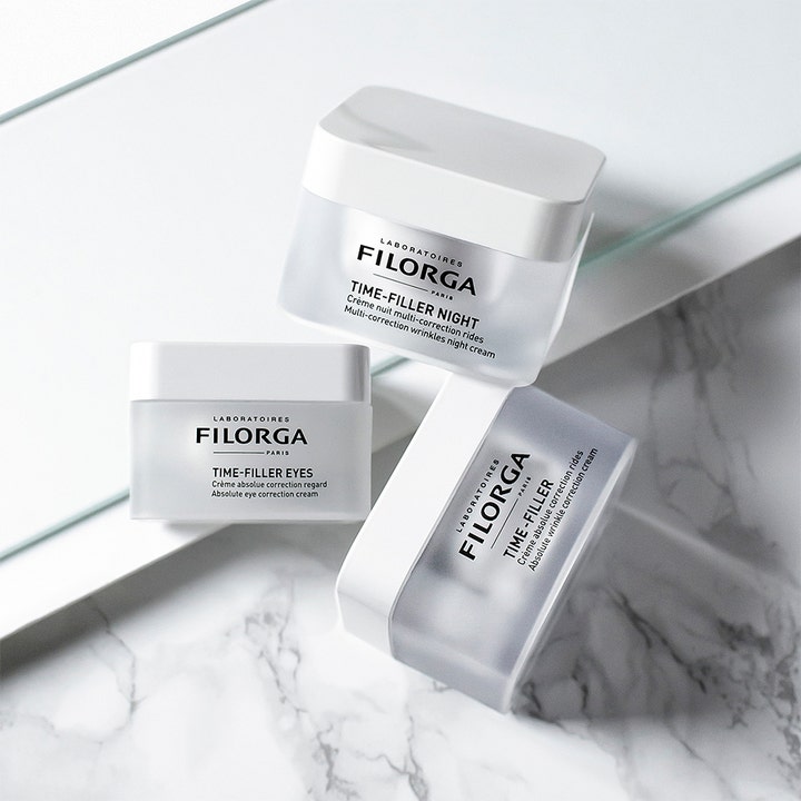 Filorga Time-Filler Night 5 XP 50 ml ryppyjä silottava yövoide huurteisissa purkeissa marmoripinnalla.
