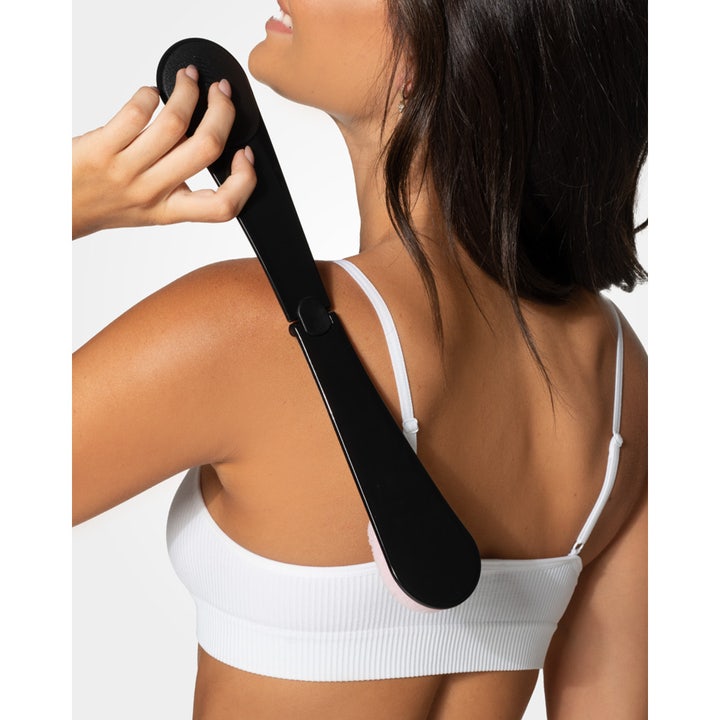 Loving Tan Easy To Reach Back Applicator Black 1 kpl itseruskettavan levitysväline jolla nainen yltää selän iholle.