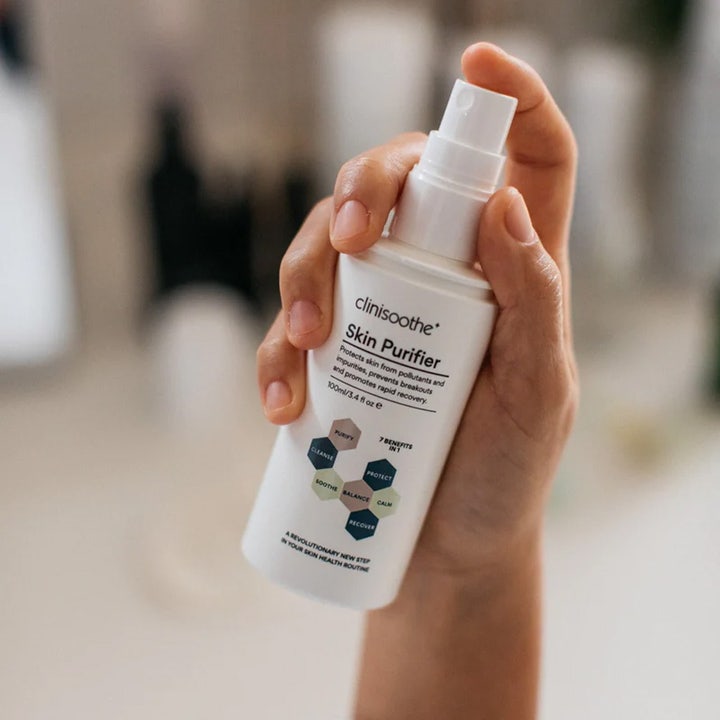 Clinisoothe Skin Purifier Spray 100 ml puhdistava kasvovesi valkoisessa suihkepullossa jota pidetään kädessä