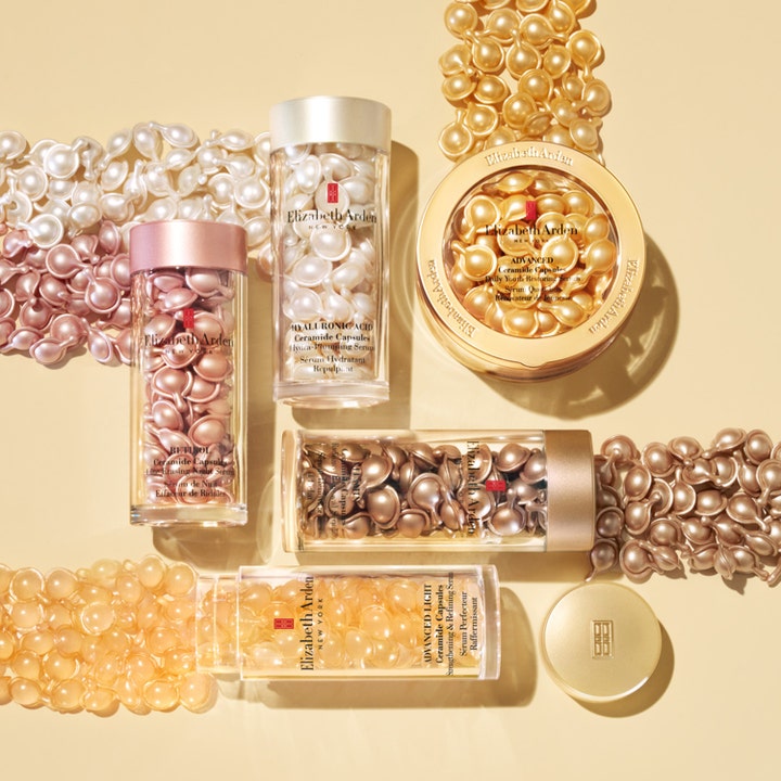 Elizabeth Arden Ceramide Capsules 60 kpl kirkastava seerumi ja valikoima erivärisiä kapseleita.