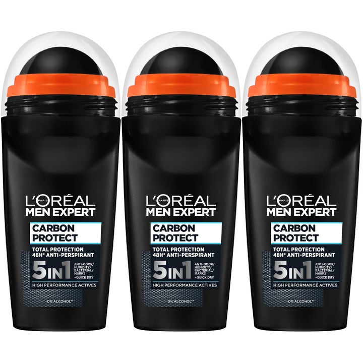 L'Oréal Men Expert Carbon Protect 5in1 3 kpl antiperspirantti suojaa hajuilta kolmessa mustassa roll-on-pullossa.