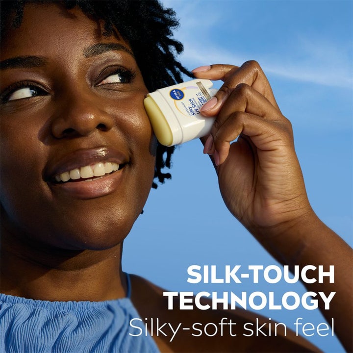 NIVEA UV Face Specialist Silky UV Stick SPF 50+ 15 g aurinkovoidepuikko levittyy kasvoille silkkisesti
