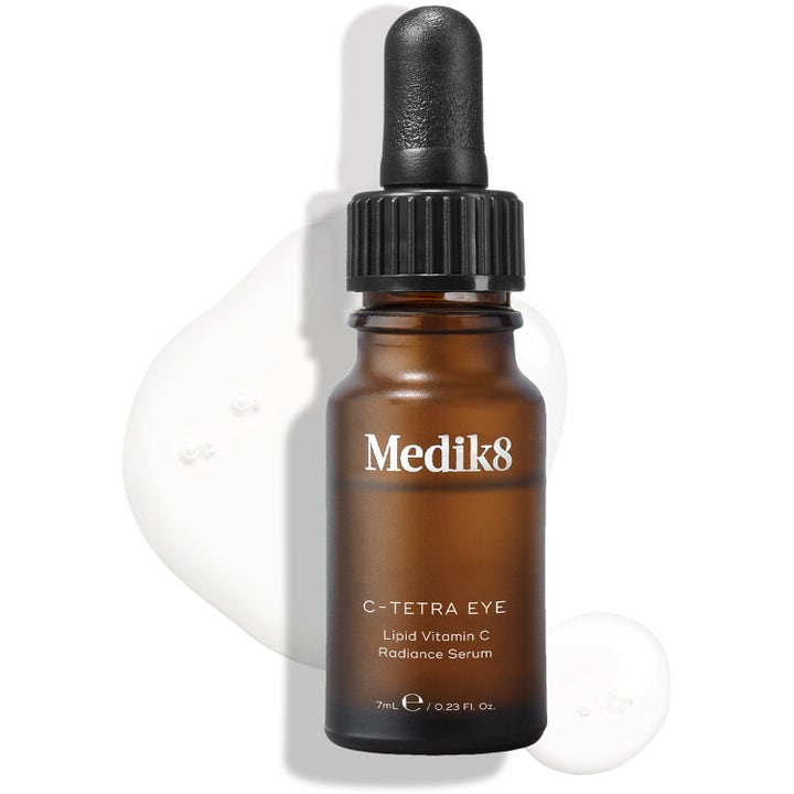 Medik8 C-Tetra Eye 7 ml kirkastava C-vitamiini ögonserumi ruskeassa lasipullossa kirkkaalla tekstuurilla