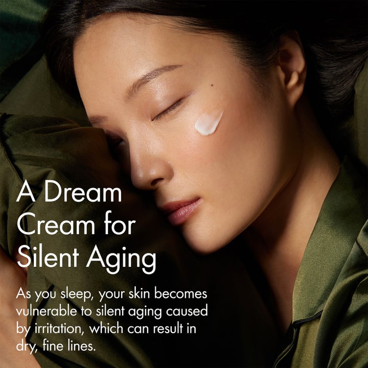 Origins Dr. Weil Mega Mushroom Overnight Recovery Cream 50 ml yövoide levitettynä nukkumassa olevan naisen poskelle.