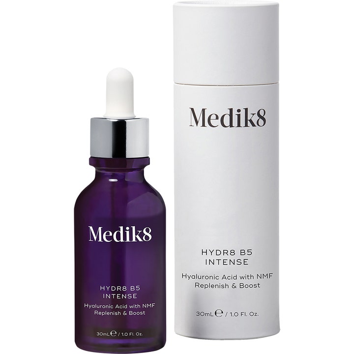 Medik8 Hydr8 B5 Intense 30 ml kosteuttava hyaluronihapposeerumi lila lasipullo ja valkoinen pakkaus