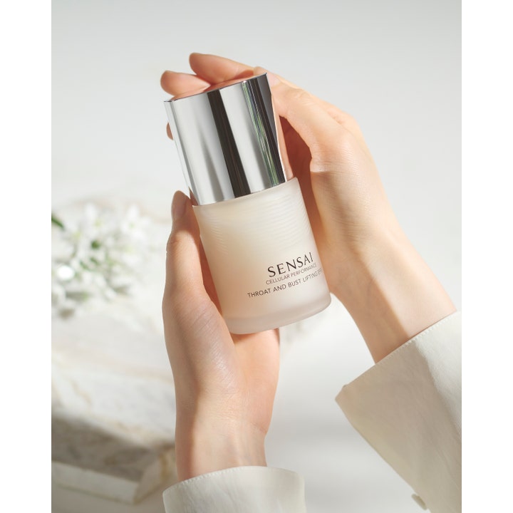 Sensai Cellular Performance Throat And Bust Lifting Effect 100 ml kiinteyttävä voide käsissä huurretussa lasipullossa