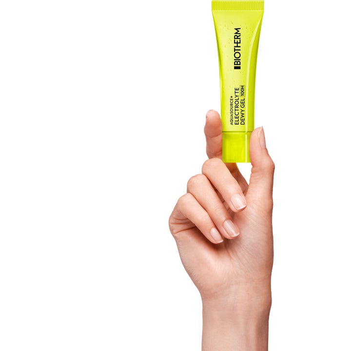 Biotherm Aquasource+ Electrolyte Dewy Gel 30 ml kosteuttava kasvovoide kädessä neonkeltaisessa tuubissa.