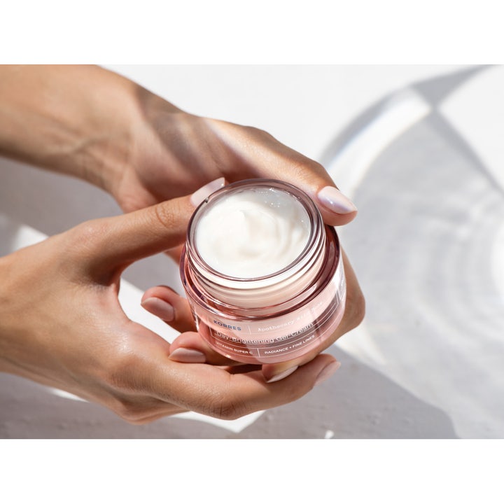 KORRES Apothecary Wild Rose 40 ml kirkastava päivävoide vaaleanpunaisessa purkissa käsin pideltynä.