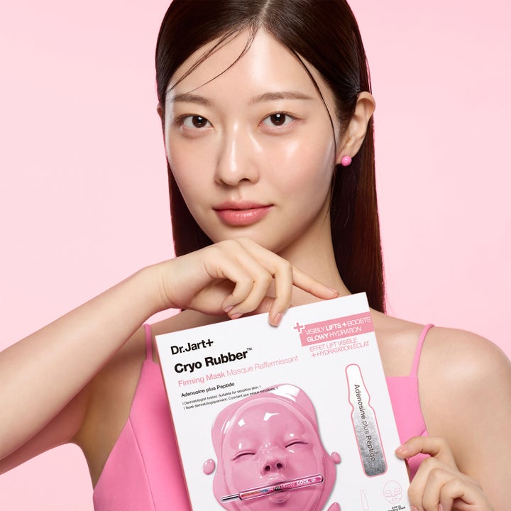 Dr.Jart+ Cryo Rubber Firming Mask 36 g kiinteyttävä kasvonaamio mallin pitelemässä pakkauksessa.