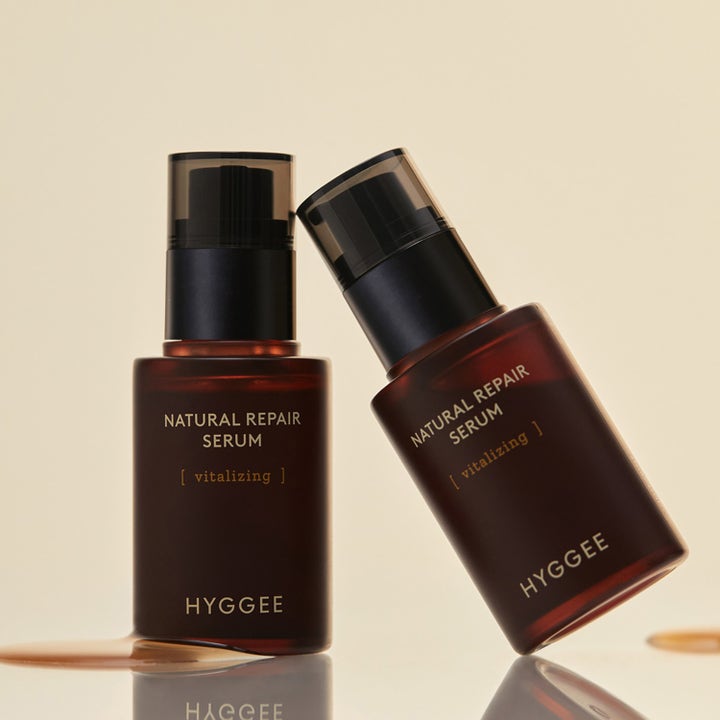 Hyggee Natural Repair Serum 30 ml elvyttävä kasvoseerumi kahdessa ruskeassa pumppupullossa heijastavalla pinnalla.