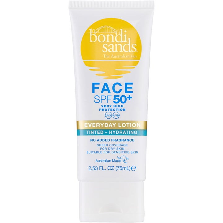 Bondi Sands Face SPF 50+ Everyday Lotion 75 ml kosteuttava sävyttävä aurinkovoide valkoisessa tuubissa keltaisella logolla