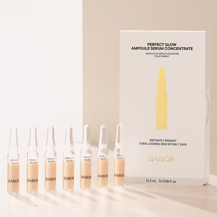 Babor Ampoule Concentrates Perfect Glow 14 ml kirkastava kasvoseerumi ja seitsemän lasista ampullia valkoisessa rasiassa.