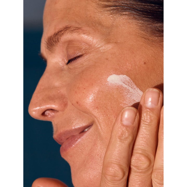 Rudolph Care Sun Face Serum 30 ml suojaava aurinkoseerumi levitettynä iholle antamaan hehkua.