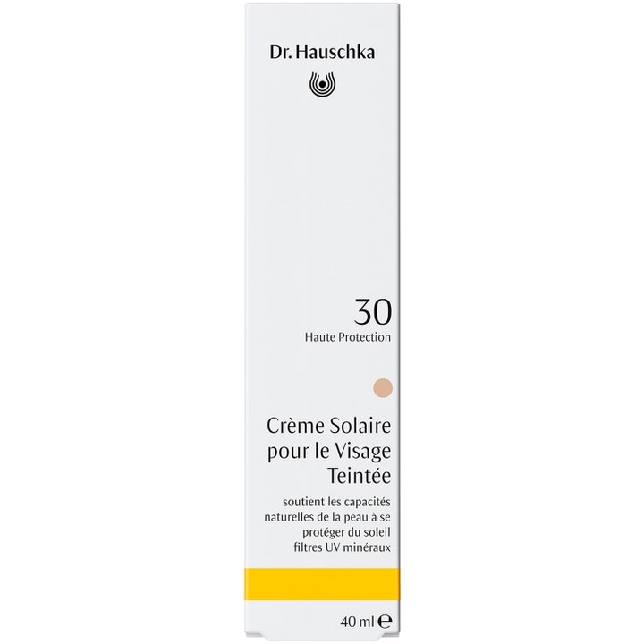 Dr. Hauschka Tinted Face Sun Cream 40 ml sävyttävä aurinkovoide valkoisessa pakkauksessa SPF 30 suojalla.