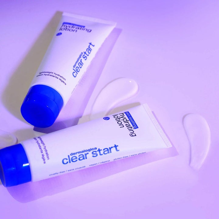 Dermalogica Clear Start Hydrating Lotion 59 ml kosteuttava emulsio ja kaksi vaaleaa voidenäytettä liilalla taustalla.