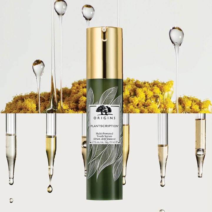 Origins Plantscription Multi-Powered Youth Serum 50 ml silottava seerumi vihreässä pullossa keltaisten kukkien ympäröimänä