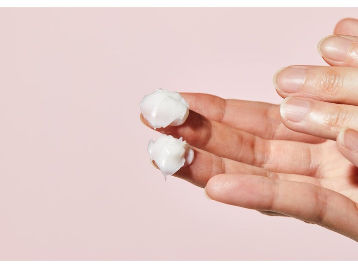 COSRX Balancium Comfort Ceramide Cream 80 ml kosteuttava kasvovoide täyteläinen valkoinen koostumus sormenpäillä