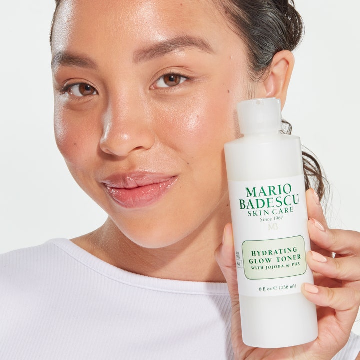 Mario Badescu Hydrating Glow Toner 236 ml kosteuttava kasvovesi ja nainen jolla on heleyttä säteilevä iho