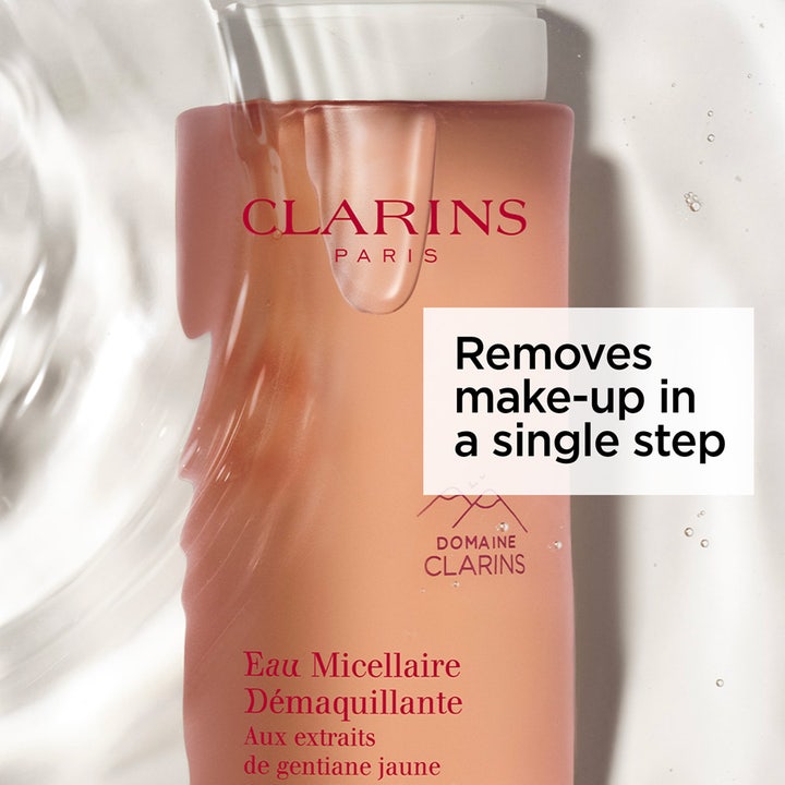 Clarins Cleansing Micellar Water 200 ml puhdistava misellivesi poistaa meikin yhdellä vaiheella persikanvärisessä pullossa.