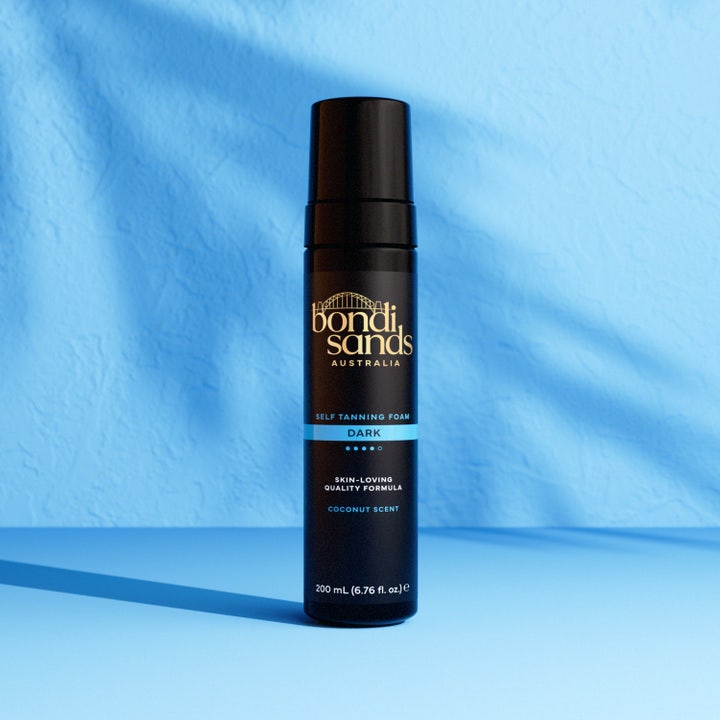 Bondi Sands Self Tanning Foam Dark 200 ml itseruskettava vaahto mustassa pumppupullossa vaaleansinisellä taustalla