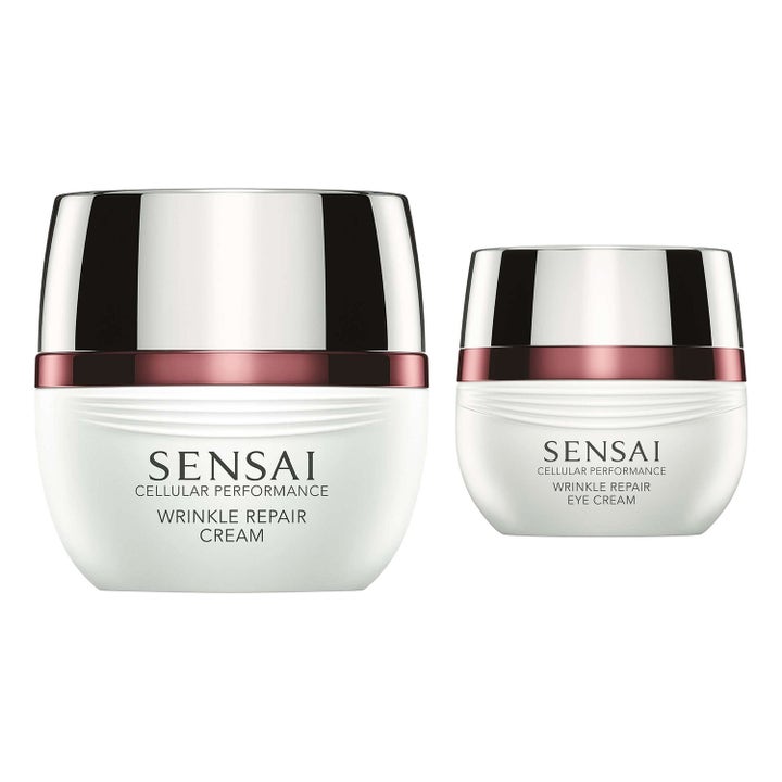 Sensai Cellular Performance Wrinkle Repair juonteita silottavat voiteet valkoisissa purkeissa hopeisilla kansilla.