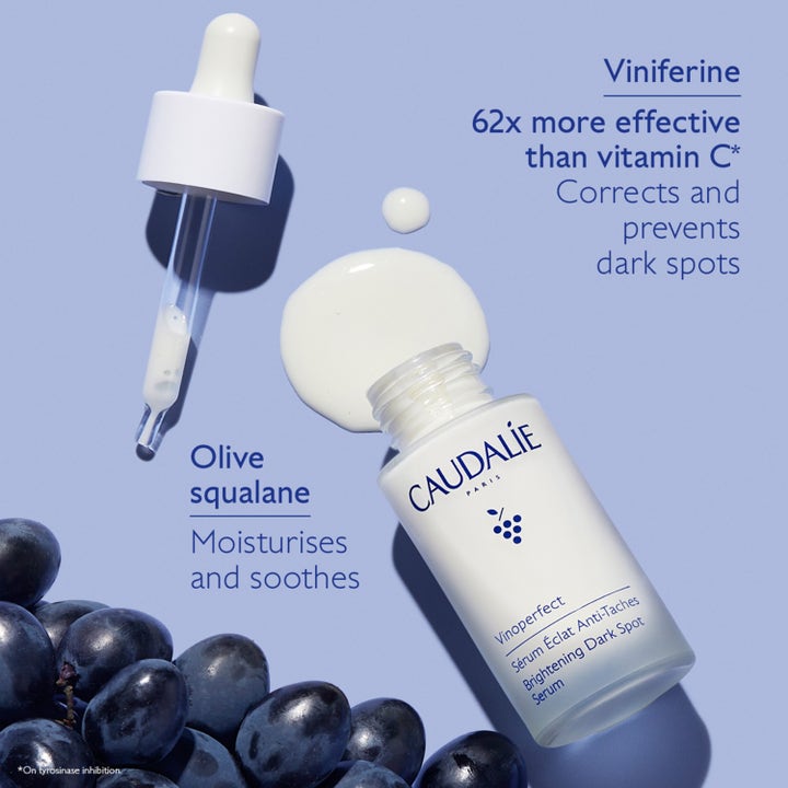 Caudalie Vinoperfect Radiance Serum 30 ml kirkastava seerumi, jossa on valkoista emulsiota ja tummia viinirypäleitä.