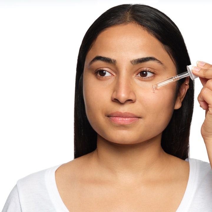 The Ordinary Hyaluronic Acid 2% + B5 V2 Next Gen 30 ml kosteuttava seerumi jota nainen levittää iholleen pipetillä