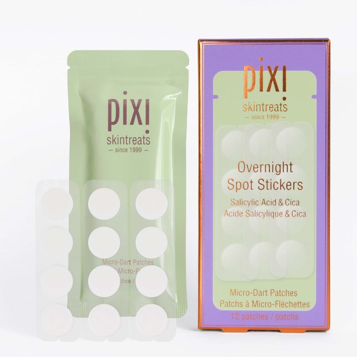 Pixi Overnight Spot Stickers 12 kpl täsmähoito näpyille. Sisältää salisyylihappoa. Purppura pakkaus ja laastariarkki.