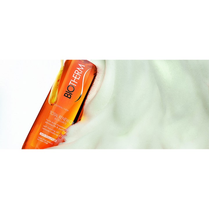 Biotherm Biosource Total Renew Oil 200 ml puhdistusöljy luo pehmeän valkoisen vaahdon ja puhdistaa ihon.