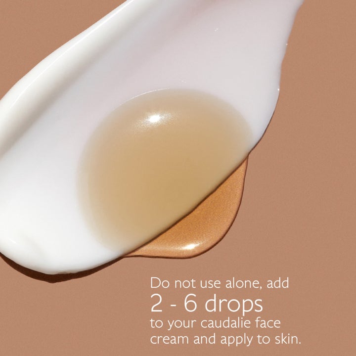 Caudalie Self-Tan Sun Drops 15 ml itseruskettavat tipat sekoitettuna valkoiseen kasvovoiteeseen