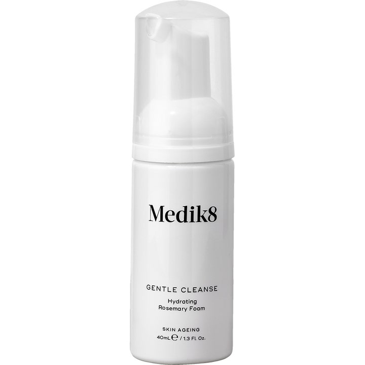 Medik8 Gentle Cleanse 40 ml kosteuttava puhdistusvaahto valkoisessa pumppupullossa jossa on läpinäkyvä korkki