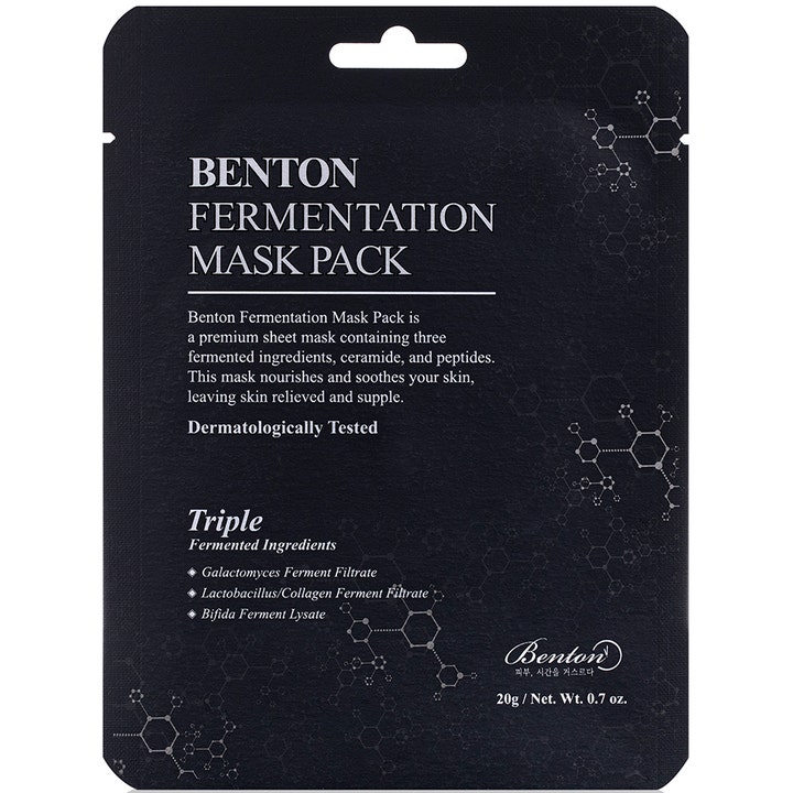 Benton Fermentation Mask Pack 20 g ravitseva kangasnaamio mustassa pakkauksessa, jossa on molekyylikuvioita