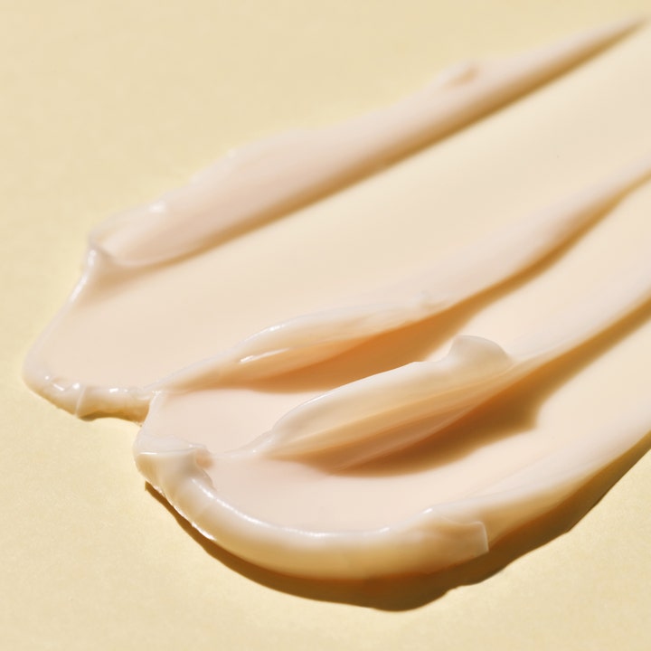 Dr.Jart+ Ceramidin Ectoin-Infused Cream 50 ml kosteuttava kasvovoide täyteläisellä ja pehmeällä vaalealla koostumuksella.