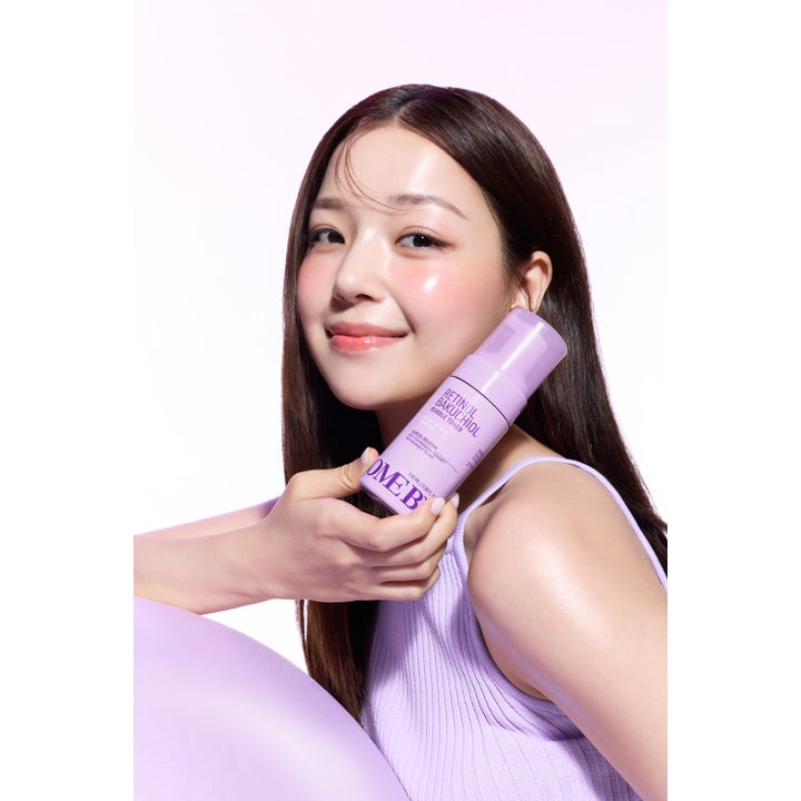 Some By Mi Retinol Bakuchiol Bubble Toner 100 ml silottava kasvovesi nainen pitelee liilaa pulloa hehkuvalla iholla