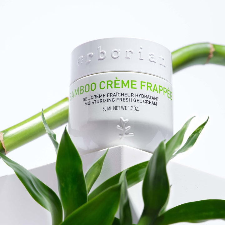 Erborian Bamboo Crème Frappée 50 ml virkistävä kasvovoide valkoisessa purkissa vihreiden bambunoksien ympäröimänä.