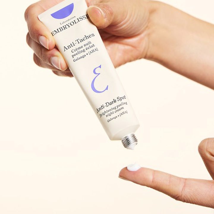 Embryolisse Brightening Dark Spot Night Peeling 40 ml kirkastava yövoide valkoisessa tuubissa voidetta sormenpäässä.