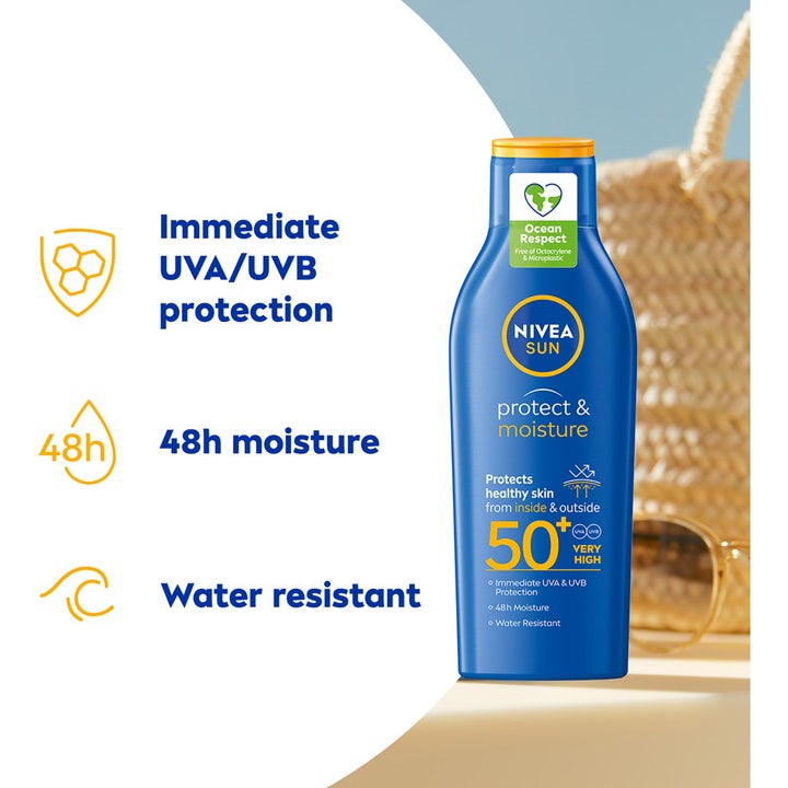 NIVEA Protect & Moisture Sun Lotion SPF50+ 200 ml kosteuttava aurinkovoide sinisessä pullossa kesäisellä taustalla