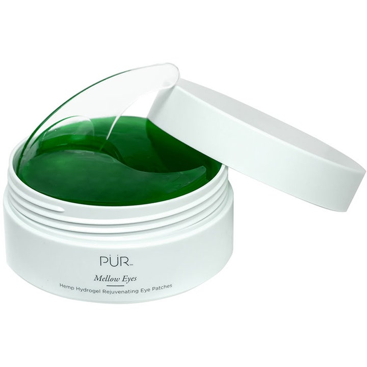 PÜR Mellow Eyes 90 g elvyttävä silmänympärysnaamio sisältää vihreitä hydrogeelilappuja valkoisessa purkissa.