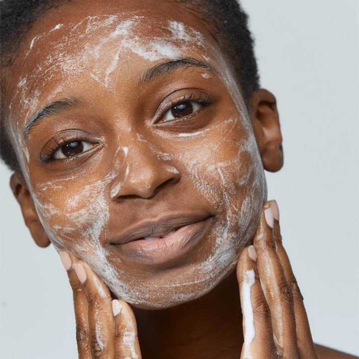 Dermalogica Special Cleansing Gel Refill 500 ml puhdistusgeeli muodostaa iholle pehmeän valkoisen ja puhdistavan vaahdon.