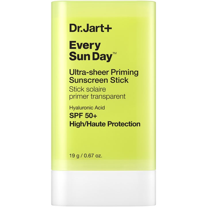 Dr.Jart+ Every Sun Day 19 g SPF 50+ aurinkosuojapuikko kosteuttaa hyaluronihapolla neonkeltaisessa hylsyssä.
