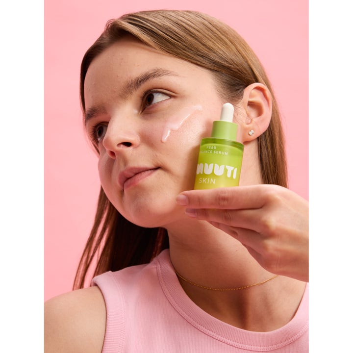 Smuuti Skin Pear Balance Serum 30 ml tasapainottava seerumi mallin kasvoilla ja vihreässä pipettipullossa.
