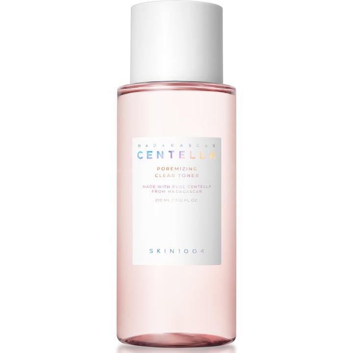 SKIN1004 Madagascar Centella Poremizing Clear Toner 210 ml kasvovesi kirkkaassa vaaleanpunaisessa pullossa valkoisella korkilla.