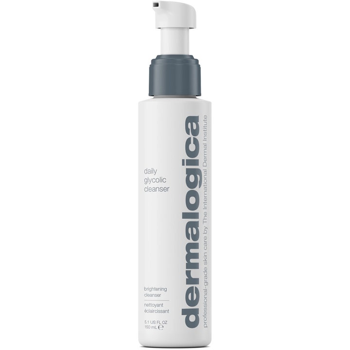 Dermalogica Daily Glycolic Cleanser 150 ml kirkastava puhdistusgeeli heleyttää ihoa valkoisessa pullossa harmaalla pumpulla.