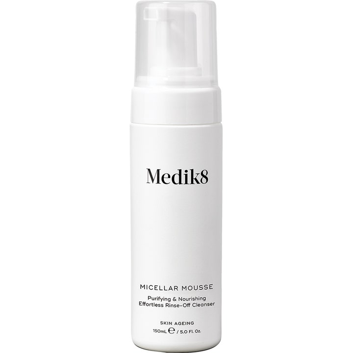 Medik8 Micellar Mousse 150 ml puhdistava ja ravitseva puhdistusvaahto valkoisessa pumppupullossa jossa on kirkas korkki