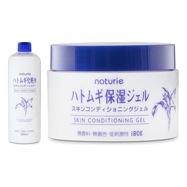 Naturie Hatomugi Skin Conditioner 500 ml ja Skin Conditioning Gel 180 g kosteuttava pullo ja purkki liiloilla korkeilla