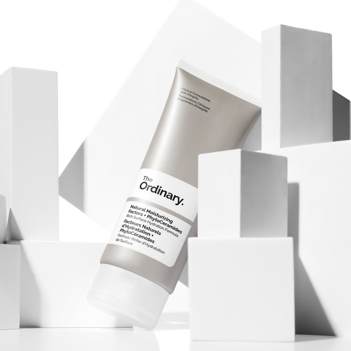 The Ordinary Natural Moisturizing Factors + Phytoceramides 30 ml kosteuttava kasvovoide beige tuubi valkoisilla palikoilla