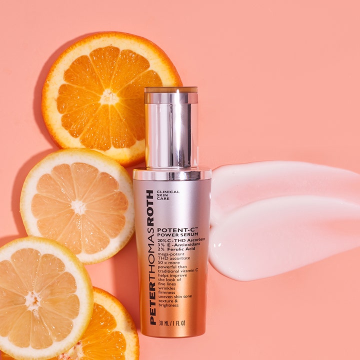 Peter Thomas Roth Potent C Power Serum 30 ml heleyttävä seerumi appelsiiniviipaleiden ja valkoisen tekstuurin ympäröimänä.