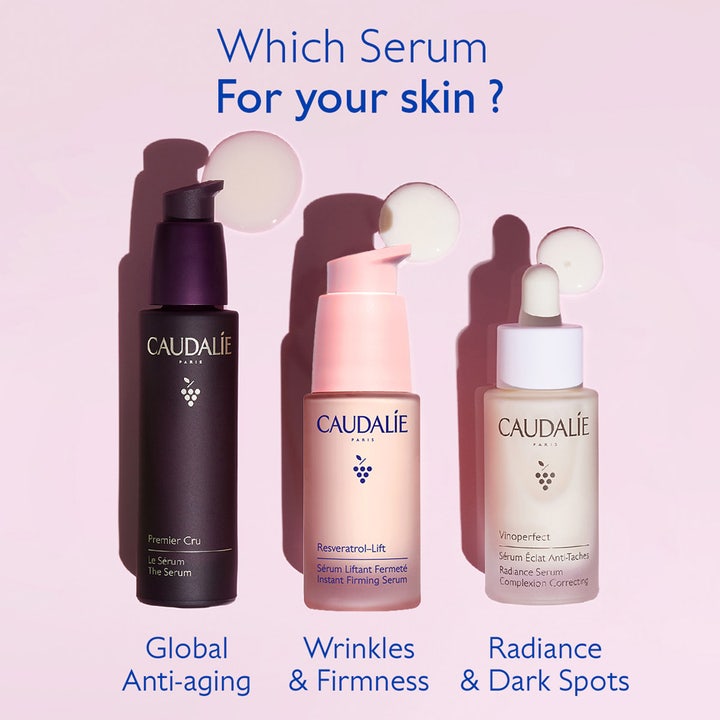 Caudalie Resveratrol-Lift 30 ml kiinteyttävä seerumi vaaleanpunaisessa pullossa kolmen seerumin vertailussa.