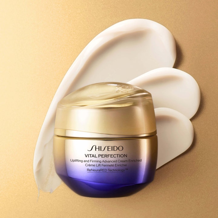 Shiseido Vital Perfection Advanced Cream Enriched 50 ml kiinteyttävä kasvovoide kultaliilassa purkissa voidenäytteillä